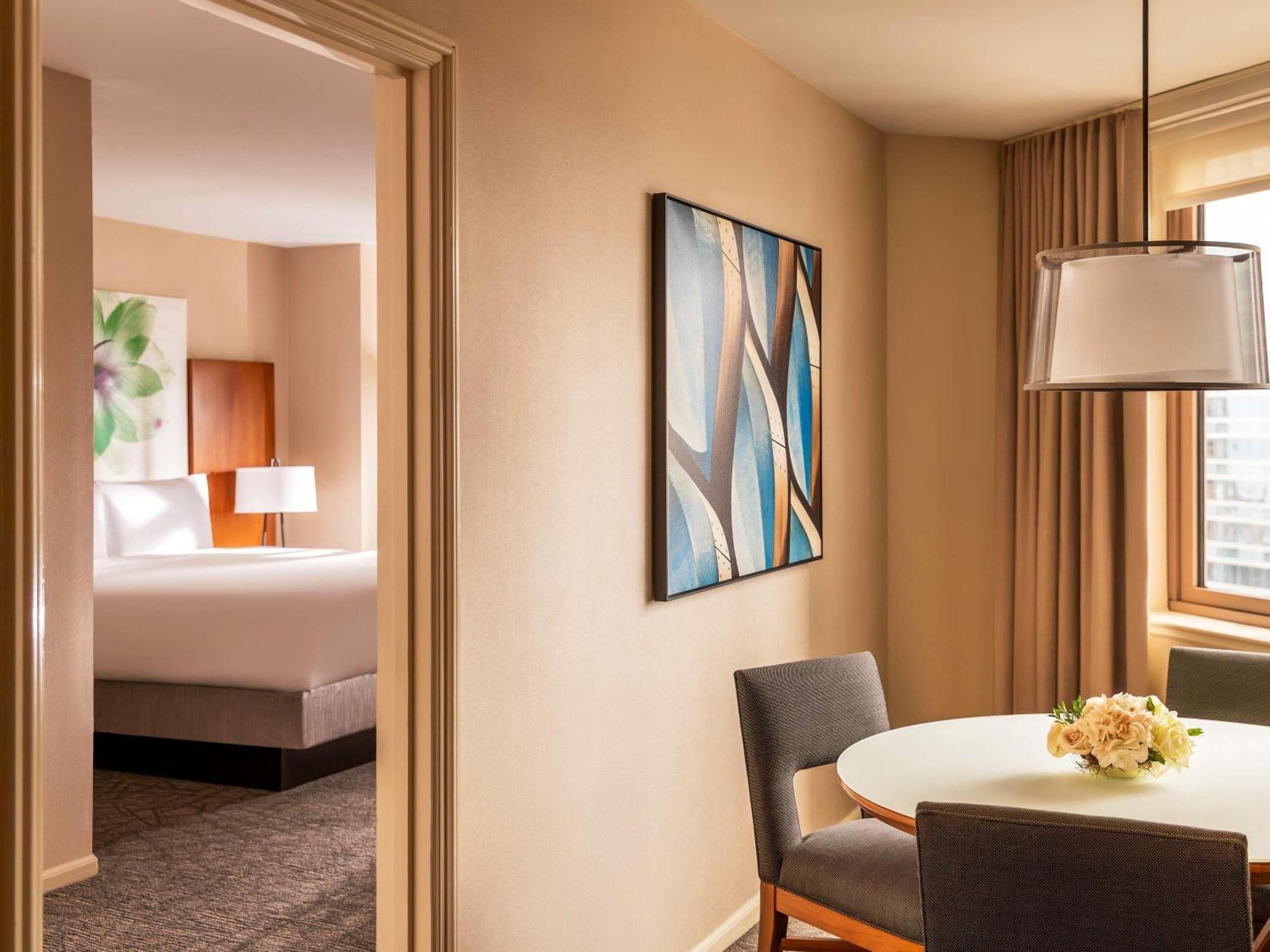 Fairmont Millennium Park 4*