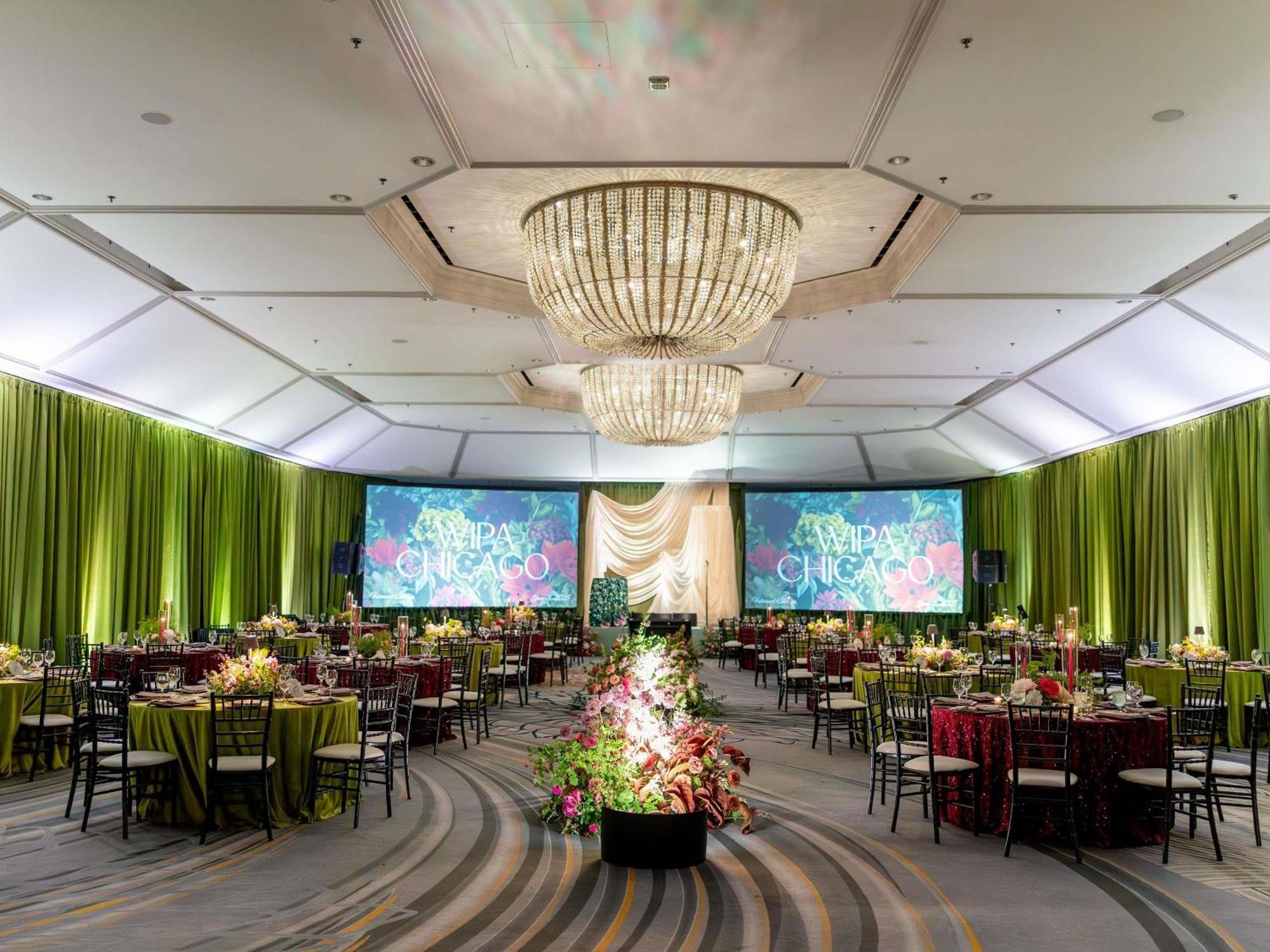 Fairmont Millennium Park 4*